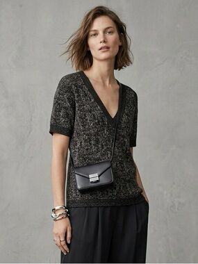 𝙲𝙾𝚂 short sleeve V-neck sweater Black Size M